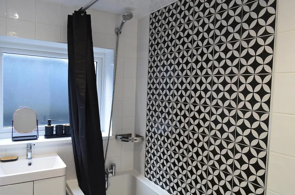 Spacious 4-Bedroom Home Near University Of Hull Kingston upon Hull