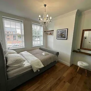 Holiday home Grammar School Yard Four Bedroom Free Parking, Kingston upon Hull